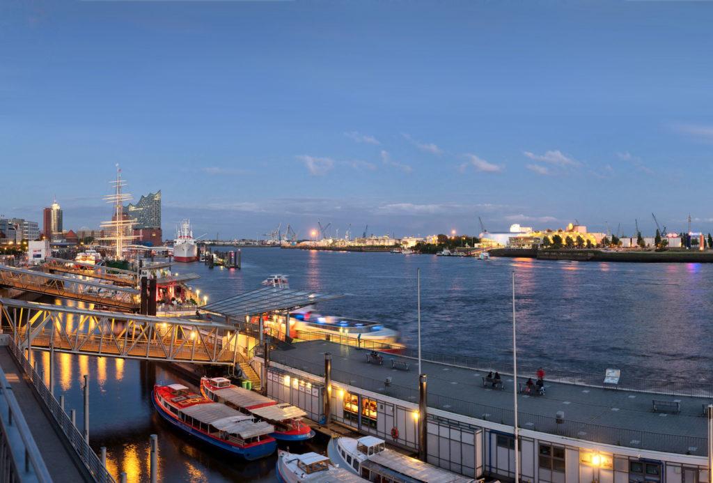 Abendliche Hafenatmosphäre an den Hamburger Landungsbrücken