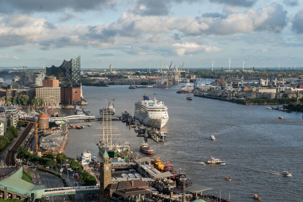 Die Landungsbrücken im Hamburger Hafen aus der Luft