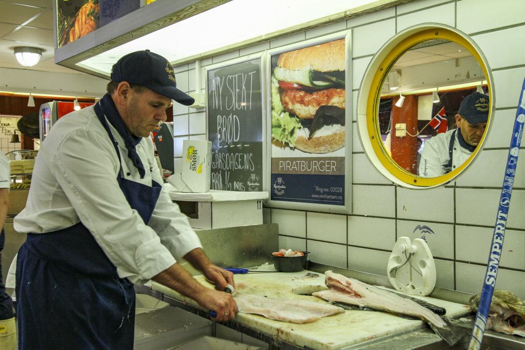 Fischhändler Reidar Reinhartsen zerlegt einen Fisch