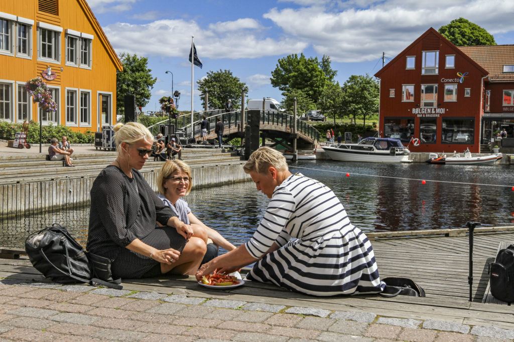 Drei Frauen am Fischmarkt in Kristiansand, die Shrimps essen