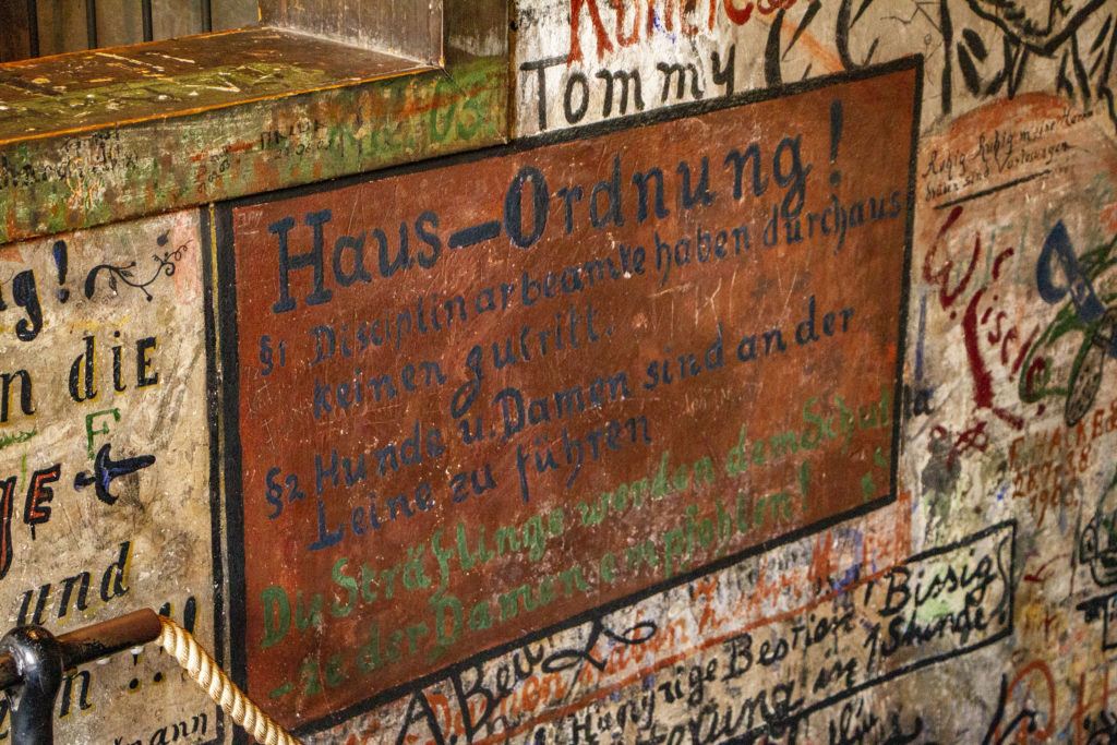 Spruch an der Wand im Heidelberger Studentenkarzer
