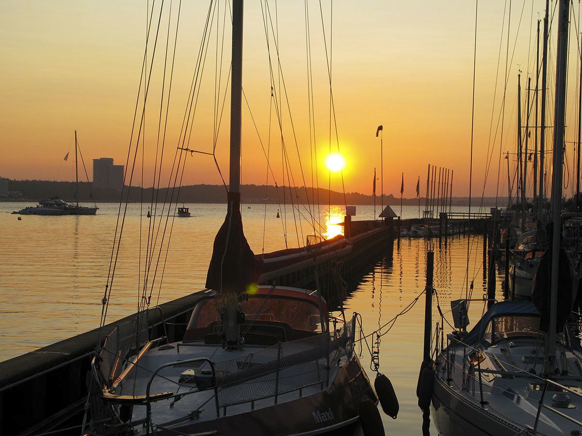 Lübecker Bucht: Blick über Segelschiffe in den Sonnenuntergang