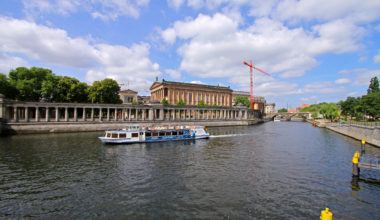 Museumsinsel Berlin: Blick auf die Spreeinsel mit einem Schiff