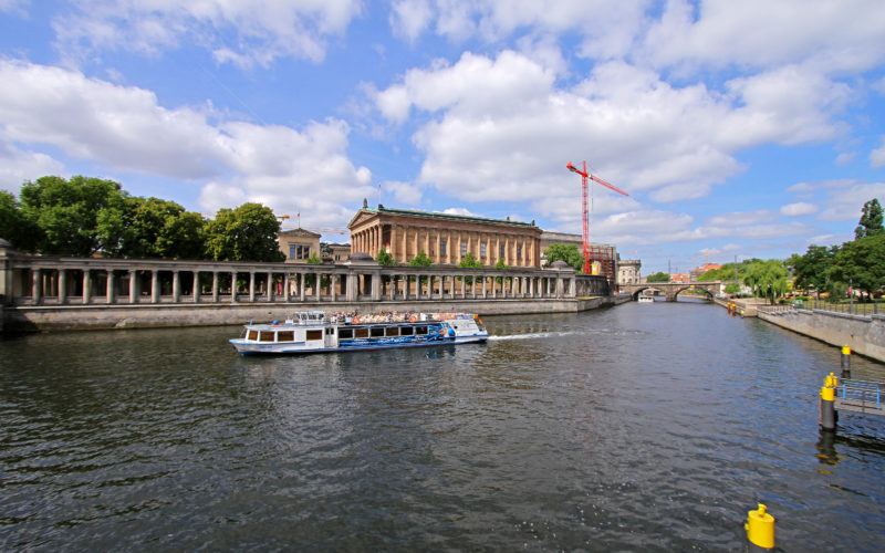 Museumsinsel Berlin: Blick auf die Spreeinsel mit einem Schiff