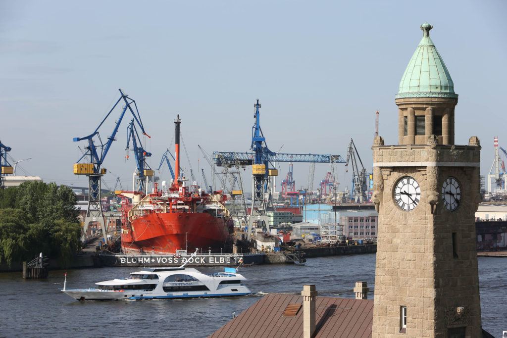 Landungsbrücken im Hamburger Hafen vom Stintfang aus gesehen