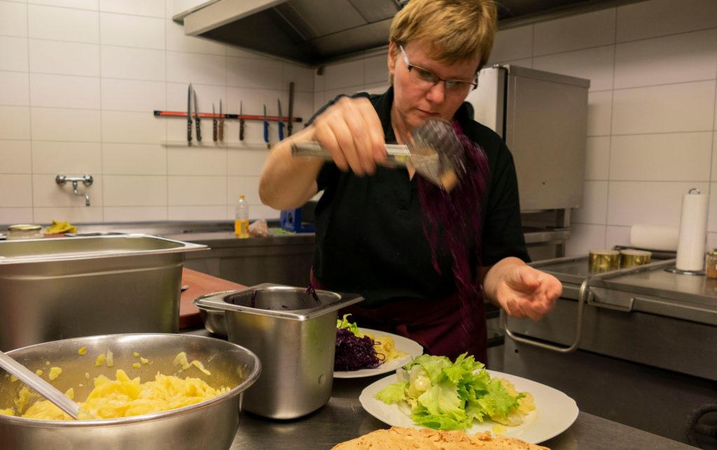 Irene Hertrich serviert Slowfood-Hausmannskost nach Omas Rezept in ihrer Vesperstube Scheierle in Künzelsau.